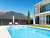 Architektenvilla mit Pool umzäunt von einem modernen Zaun aus Aluminium - Blick auf die Berge