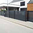 Lamellenzaun aus Aluminium in anthrazit mit Sichtschutz vor modernem Einfamilienhaus in Deutschland