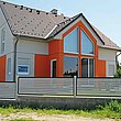 Sichtschutz - Lattenzaun zweifärbig mit Querlatten in grau vor einem Haus im Stil der 90er Jahre