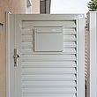Gartentür mit weißen Lamellen aus Aluminium