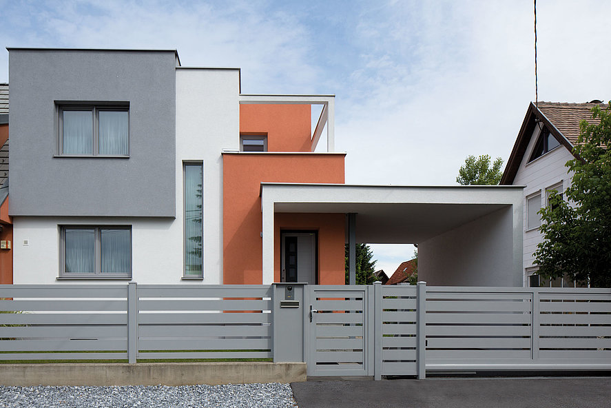 moderner Sichtschutzzaun, Aluzaun und Schiebetor mit breiten Querlatten in grau vor Designhaus