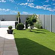 Sichtschutzzaun aus Aluminium mit Lamellen in weiß umzäunt modernen Garten 
