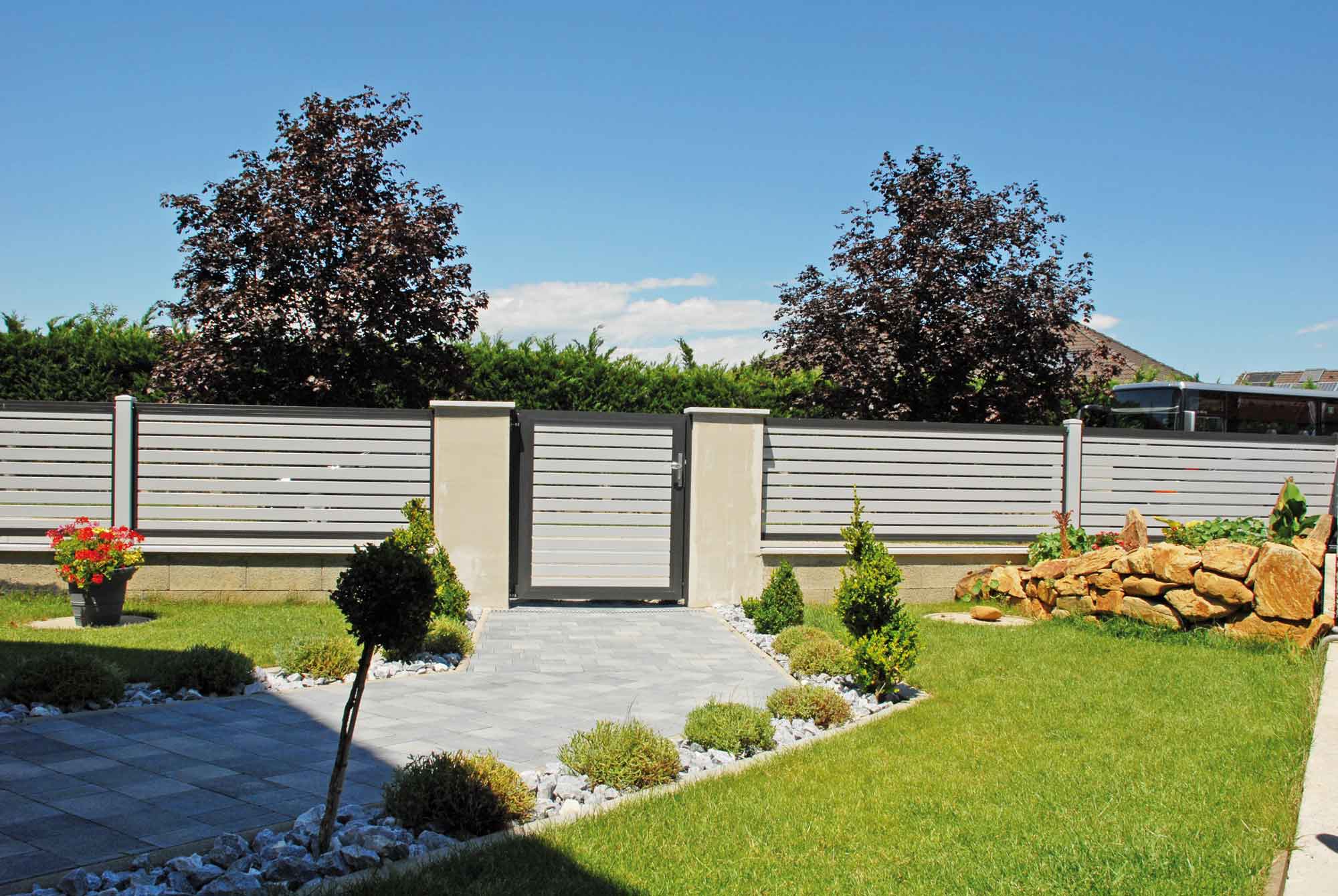 Lattenzaun und Gartentür mit Querlatten aus Aluminium in grau mit anthrazit - Blick vom Garten